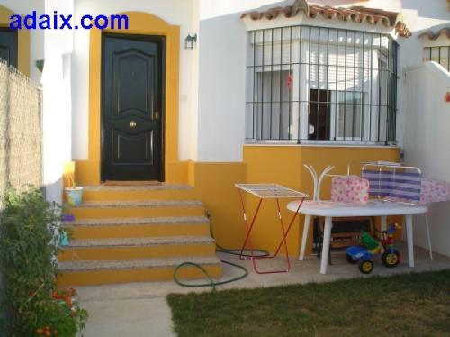 Casa unifamiliar en una zona abierta y tranquila rodeada de