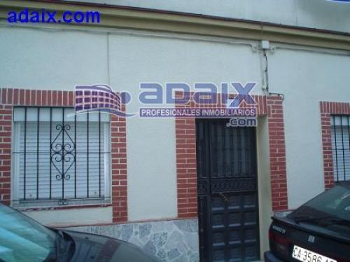 Casa de dos plantas ubicada en un barrio tranquilo de