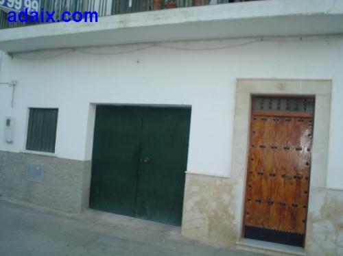 Casa de dos grandes pisos con local-garaje en una zona