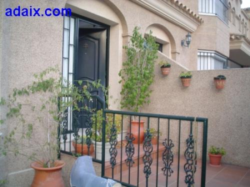 Casa unifamiliar de 4 dormitorios 3 baños garaje 2 patios