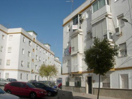 COQUETO PISO BALCON MUY CERCA DEL CAMPUS UNIVERSITARIO. SUPERMERCADOS FARMACIA
