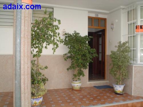 Vivienda con muy buena situaciOn cerca de colegios y comercios.