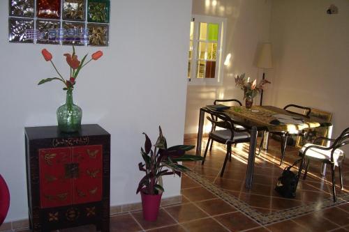 PRECIOSA CASA DE 2 PLANTAS 2 BAñOS COMPLETOS UNO DE