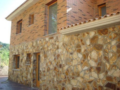 SIMPLEMENTE IMPRESIONANTE torre de reciente construcción con exteriores en piedra