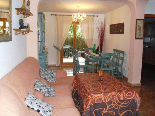 Chalet adosado en Calvia ubicado en Palmanova. Consta de 4