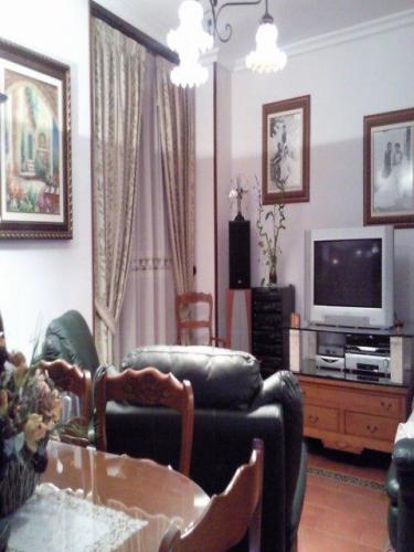 Magnifico piso semi-nuevo. En urbanizacion privada con piscina. Cocina amueb