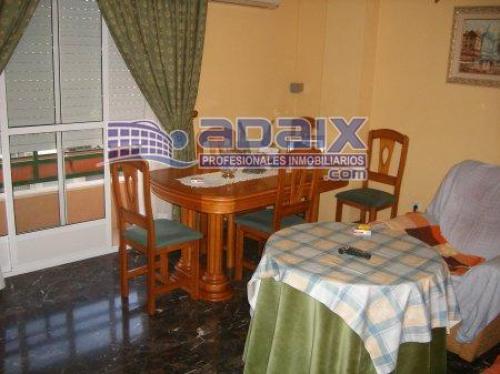 BONITO PISO DE 80 M2. COCINA AMUEBLADA DE MADERA DE