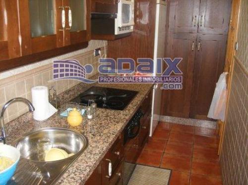 BONITO PISO TOTALMENTE REFORMADO. SUELO TARIMA. AIRE ACONDICIONADO. MOLDURA ESCAYOLA.