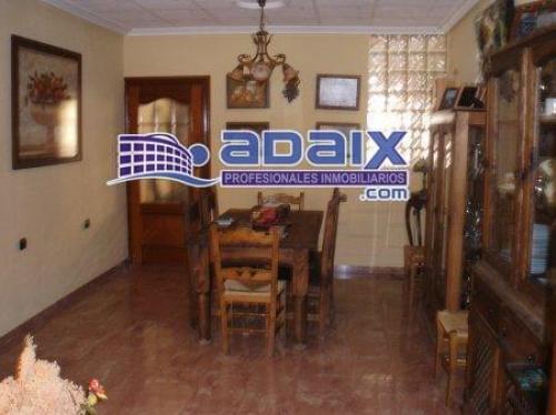 OPORTUNIDAD: MAGNIFICA CASA DE 150 M2 TOTALMENTE REFORMADA. TERRAZA TECHADA