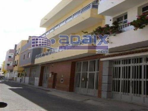 OPORTUNIDAD. Excelente edificio de dos plantas con posibilidad de construir