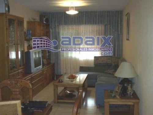 Bonito piso. Tres dormitorios dos baños salOn y cocina independientes