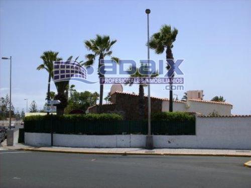 Bonito bungalow. SituaciOn excelente primera linea. Cuatro dormitorios amp