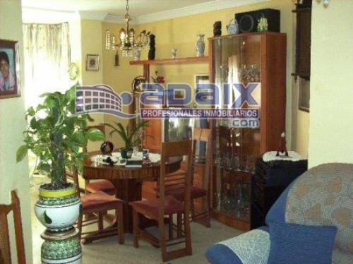 Bonito piso de tres dormitorios cocina salOn baño aire acondicionado.