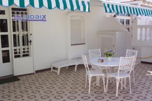 Excelente bungalow centrico y en zona tranquila. Dos dormitorios salOn-cocina