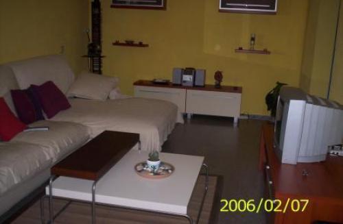 Duplex de tres plantas. En la primera planta tiene terraza