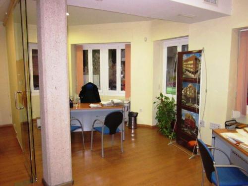 Piso en venta.Estupenda oficina con posibilidad de transfarmar en vivienda.Muchisimas