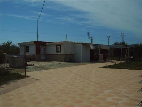 Finca de 2674 m2 con casa de 73 m2 en