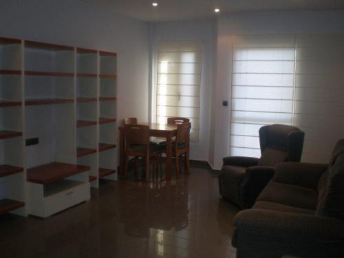 La casa tiene un total de 355 m2 esta completamente