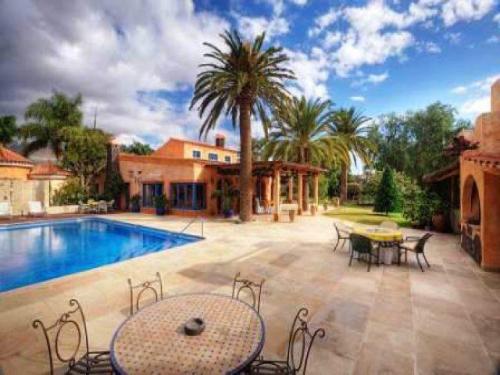 Esta propiedad es una finca de lujo con tres