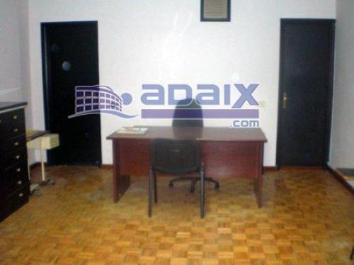 Magnifica oficina en el centro de Santa Cruz completamente revestida