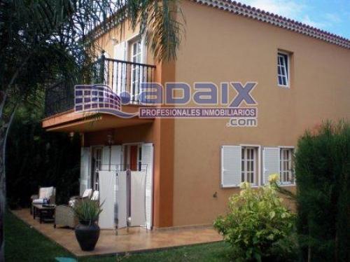 Maravilloso chalet adosado en La Quinta (Santa Ursula). Consta de