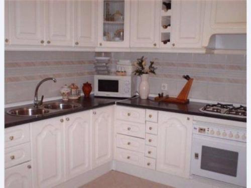 Se alquila estupenda casa amueblada cercana a la comisaria de