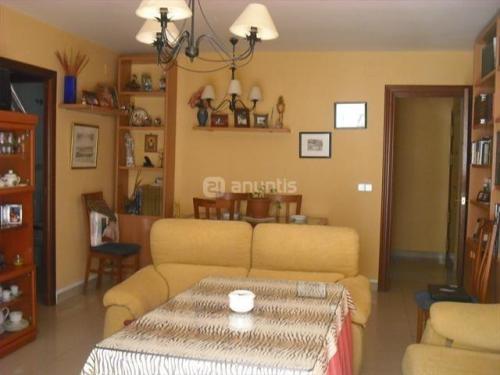 Se vende piso en el barrio de NerviOn en Sevilla.DescripciOn: