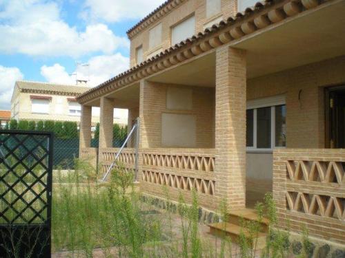 Chalet pareado de nueva construcciOn en la localidad de Arges.