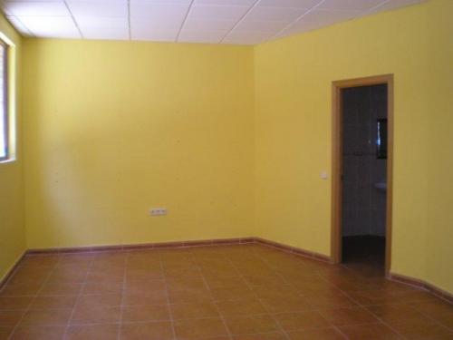 Local comercial en la localidad de Layos. Zona centrica. 150m2