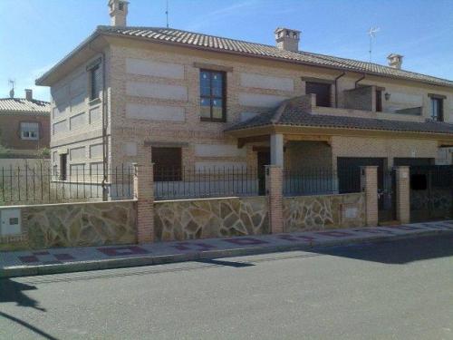 Chalet pareado a estrenar en la localidad de Cobisa a