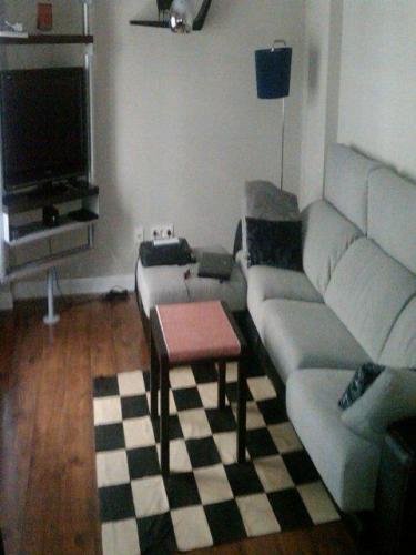 PISO totalmente reformado exterior que cuenta con 2 habitaciones salOn