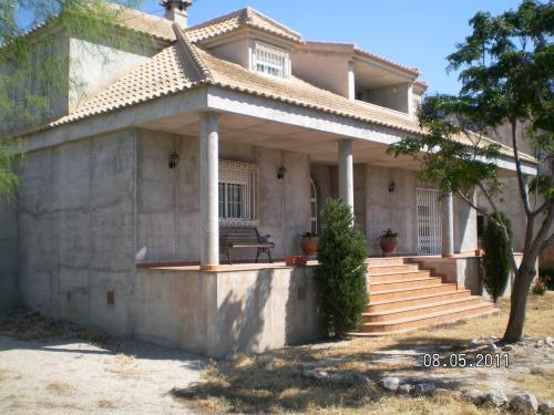 ROSNELY VENDE  CHALET EN EL CAMPO DE REDOVAN