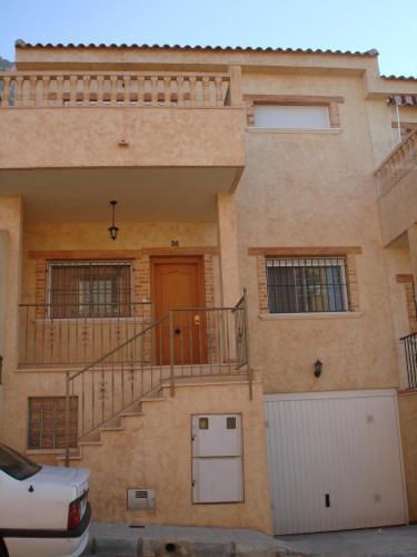 ROSNELY VENDE DUPLEX EN REDOVAN AMUEBLADO Y CON ELECTRODOMÉSTICOS