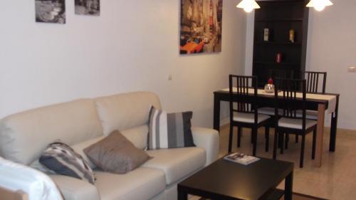 ROSNELY VENDE FANTASTICO PISO AMUEBLADO JUNTO PLAZA DE LA PAZ