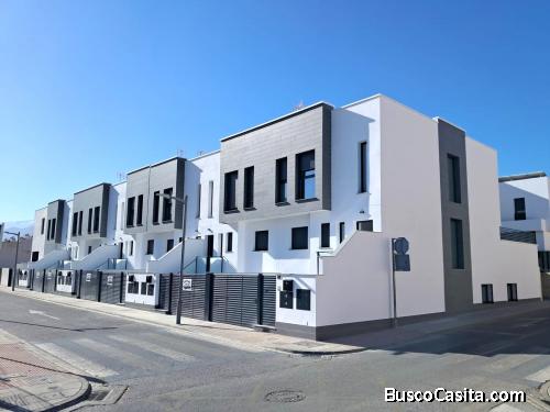 Se vende casa adosada con semisótano, piscina y aerotermia.