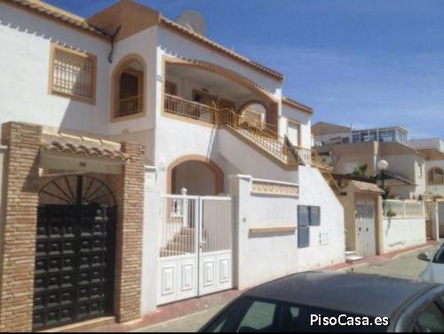 Bungalow reformado de 2 dormitorios con piscina y 2 terrazas en Torrevieja