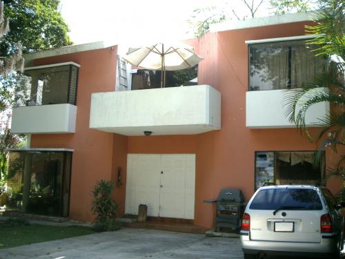 Hermosa  casa en  Acatán zona 16 