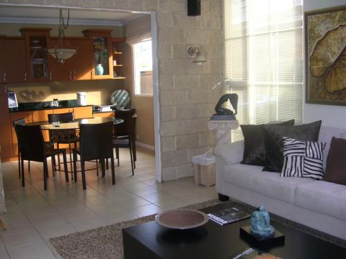 ALQUILER CASA EN LAS LUCES CON 5 DORMITORIOS Y 8 PARQUEOS