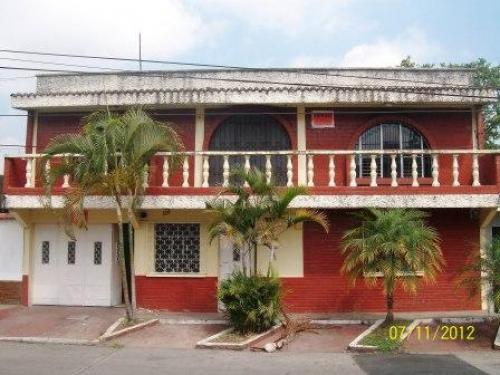 Para Clínica, Colegio, Oficina o Vivienda, VENDO CASA en Los Cipresales, Zona 6