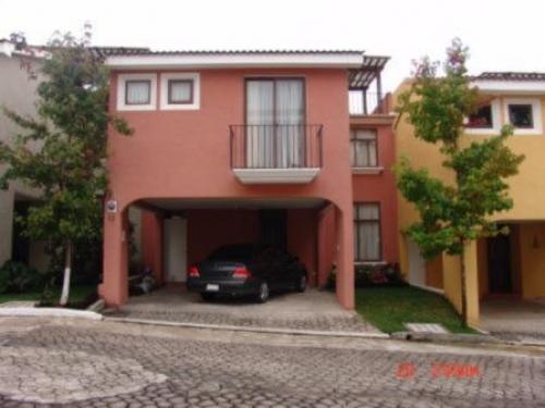 EXCELENTE CLIMA EN CONDOMINIO LOS FAROLES, SAN LUCAS SACATEPEQUEZ