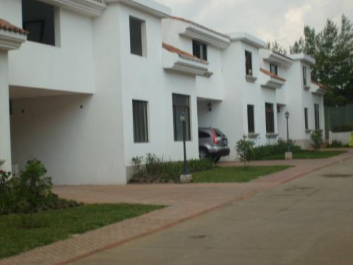 ALQUILO CASA DE 2 NIVELES EN EL SECTOR DE SAN JORGE MUXBAL