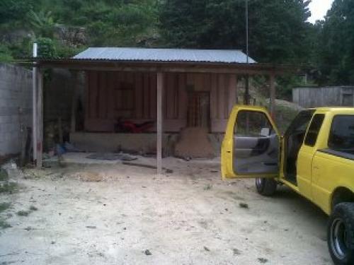 Vendo esta propiedad ubicada a cinco cuadras del redondel, en san benito Peten