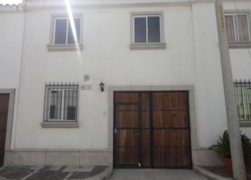 Linda casa de 2 niveles en Condado El Carmen, Los Amates