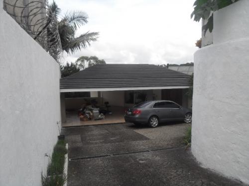 Bella casa en el Boulevard La Montaña, Zona 16