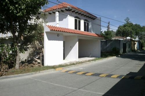 VENDO BELLEZA DE CASA (NUEVA), ALTA PLUSVALIA, SEGURIDAD, AMPLIO TERRENO