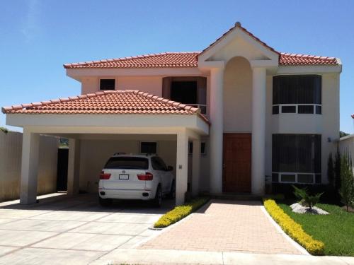 Casa 4 Dormitorios, km.25.5 C.Salvador, 400m2, Finos acabados