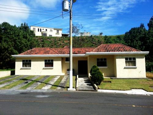 Vendo casa en Hacienda San Angel, San José Pinula 
