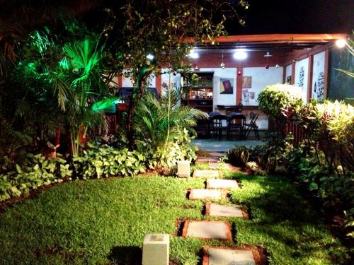 Vendo o alquilo casa en Avenida Las Americas, ideal para negocio