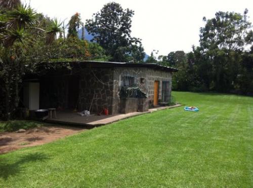 TERRENO ORILLA LAGO ATITLAN CON CABAÑAS Y PICINA