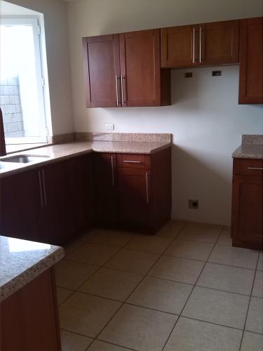 Rento espaciosa casa en km 18 a El Salvador